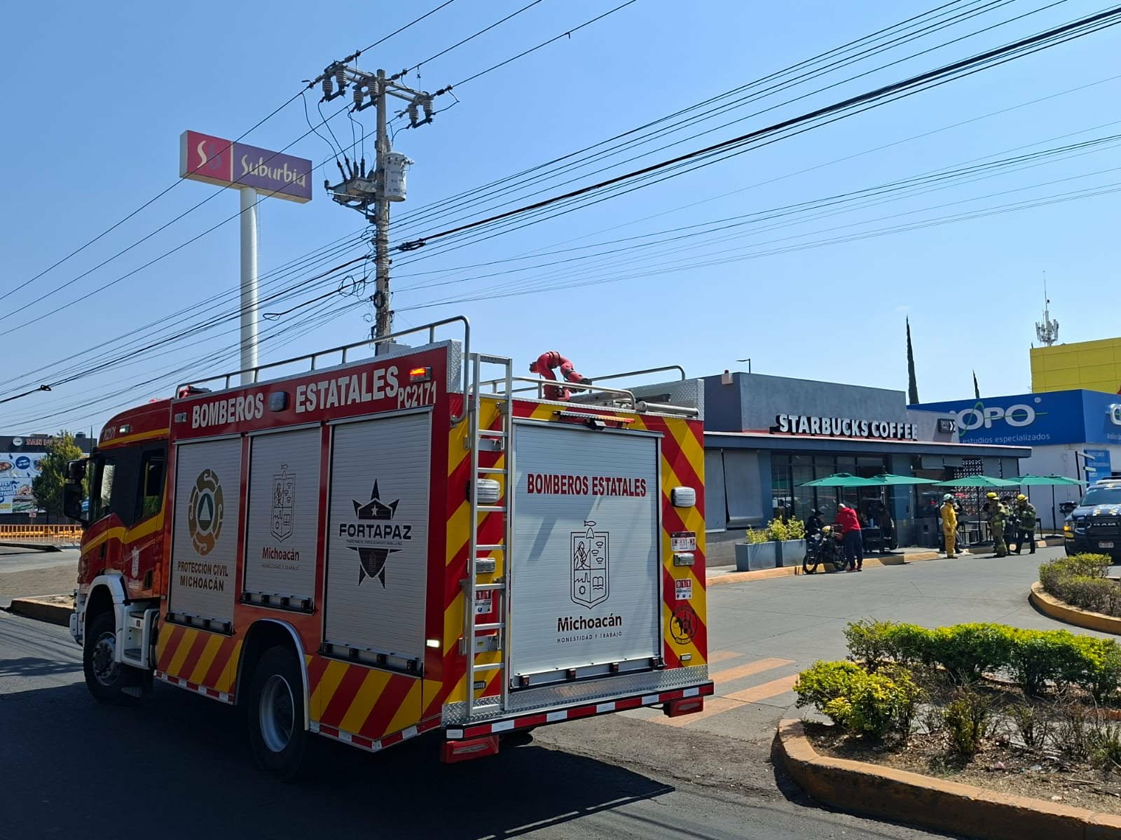 Reporte de conato de incendio en Starbucks de La Huerta moviliza a bomberos estatales, en Morelia