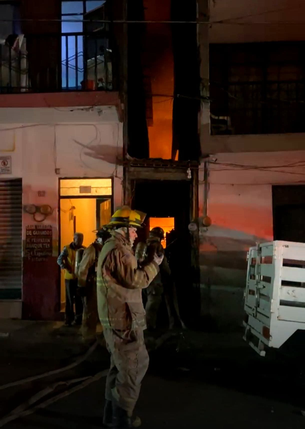 Policía Municipal muer3 calcinad0 tras explosión e incendio de vivienda, en el Centro de Uruapan