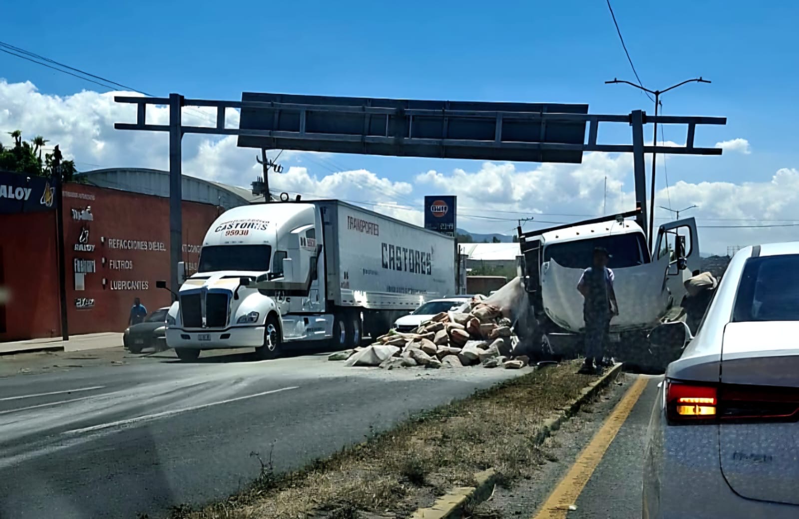 Camión con cargamento de cemento choca contra camellón y poste metálico en Morelos Norte de Morelia 