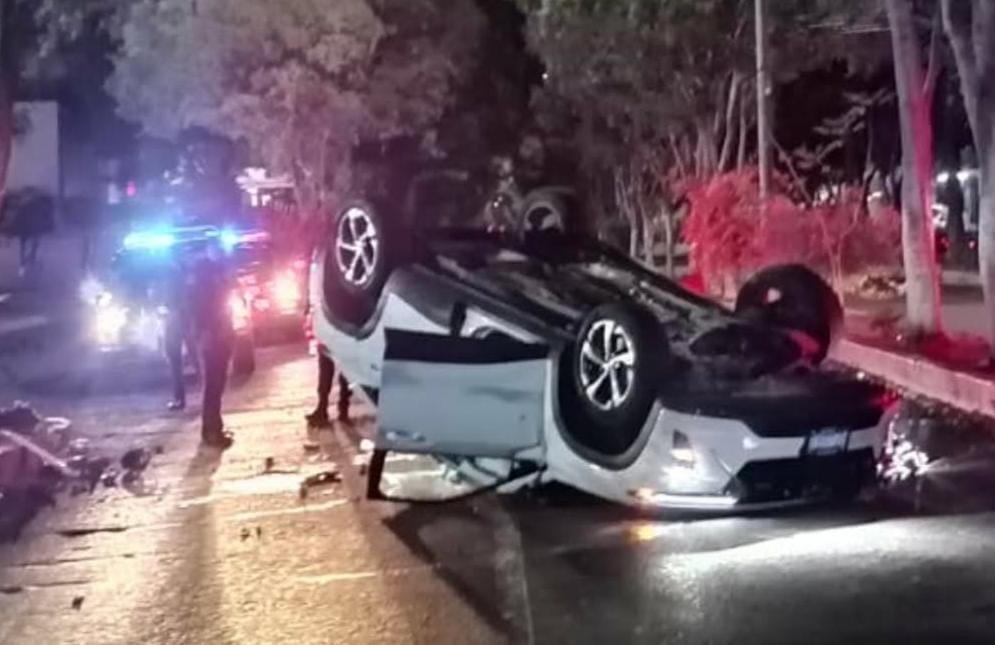 Camioneta volcada es abandonada en Calzada La Huerta, Morelia 