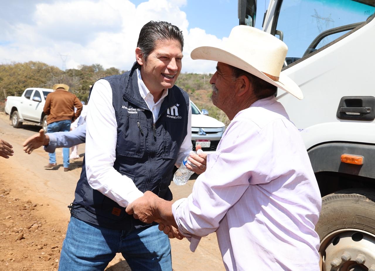 Alfonso Martínez rehabilita camino rural en Capula