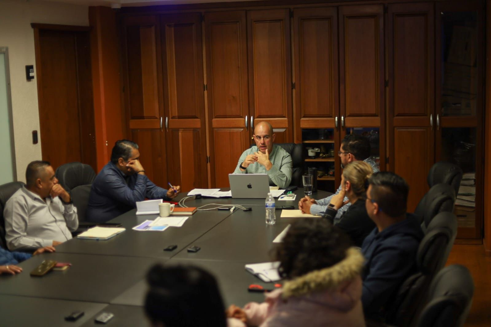 Adolfo Torres dialoga con locatarios para atender suministro de agua en el Mercado de Abastos