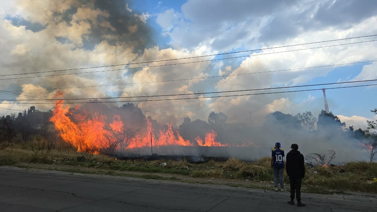 Se registra incendio de pastizal a pocos metros de una vulcanizadora en Villas de la Loma, Morelia 