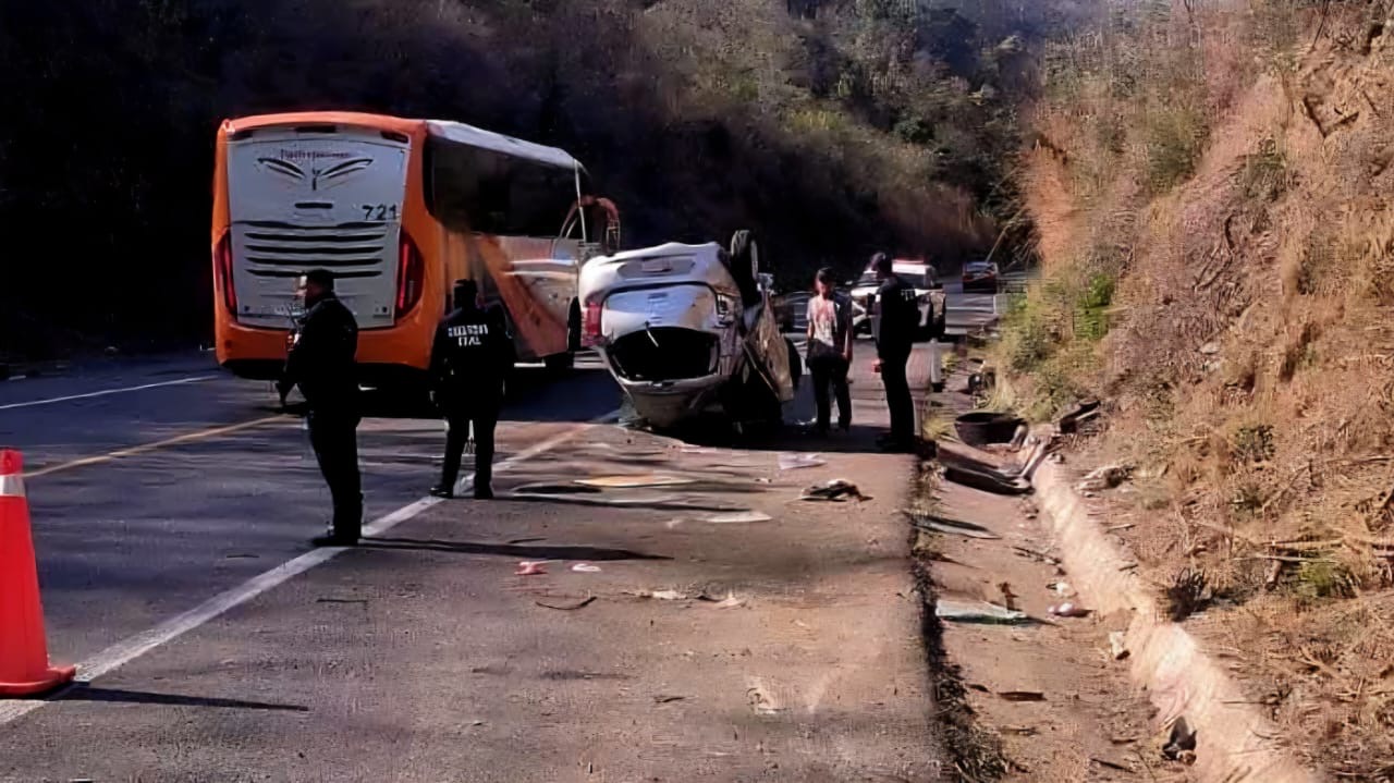 Volcadura deja una persona lesionada, en la Autopista Siglo XXI 