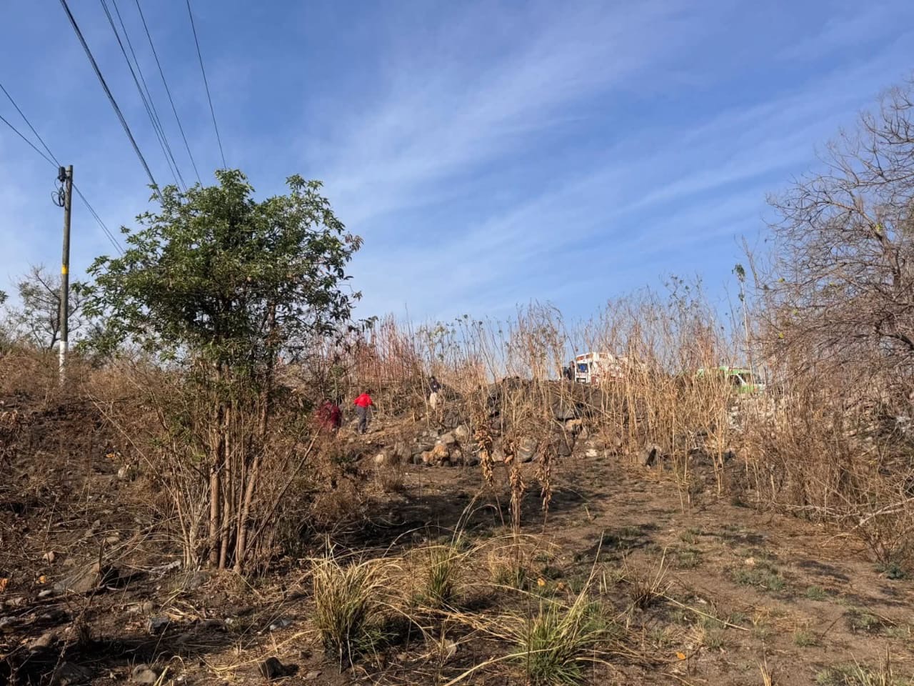 Dos hermanos heridos al caer a un barranco con su moto, en Ecuandureo 