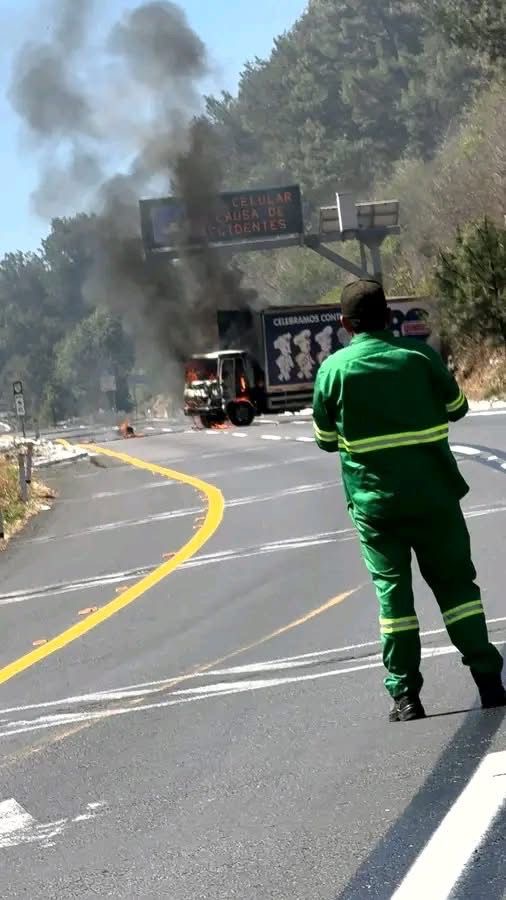 Vehículo de empresa Bimbo es incendiado en la Siglo XXI 