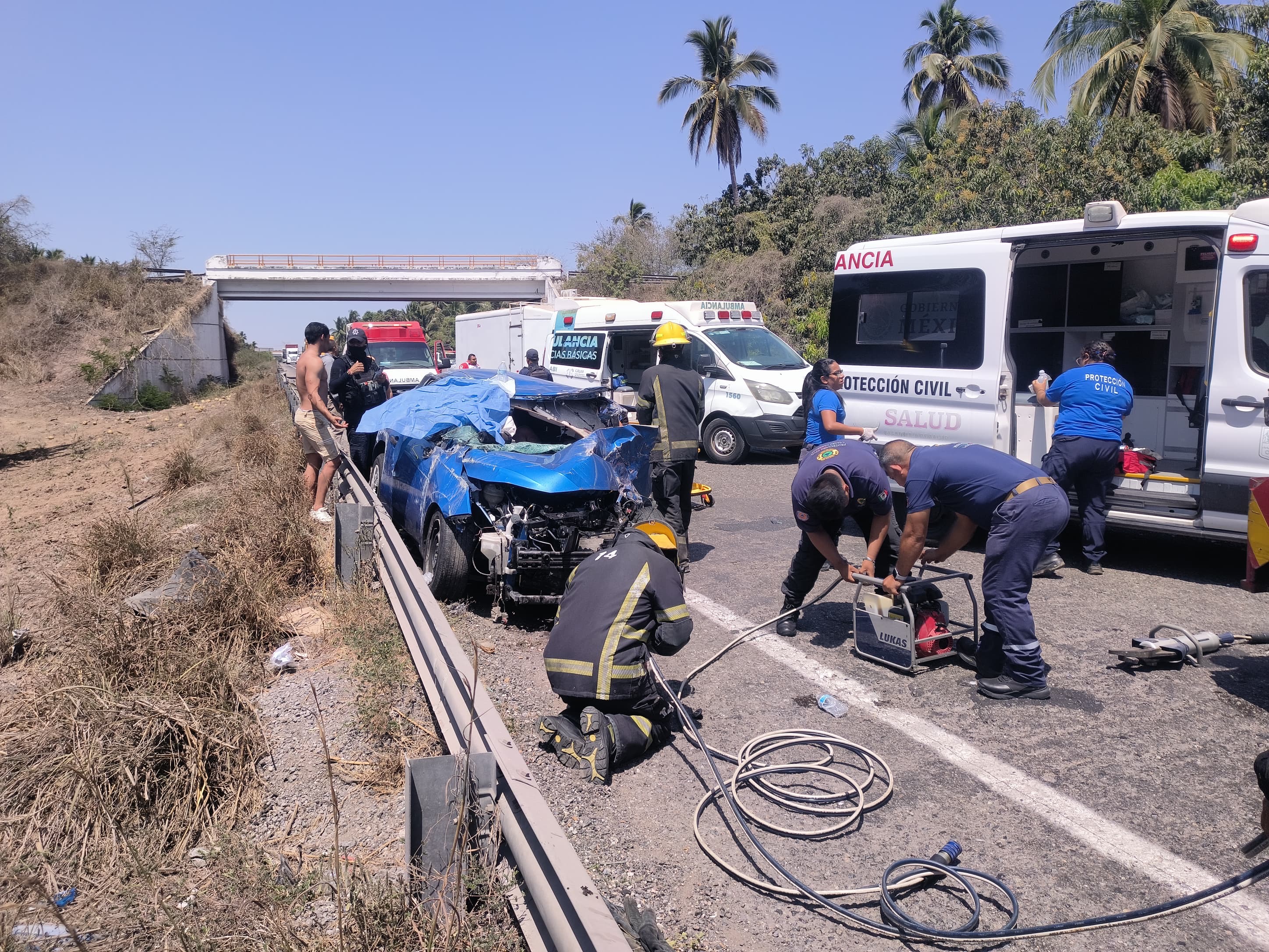 Tres lesionad0s tras aparatos0 choque de frente en la autopista Siglo XXI