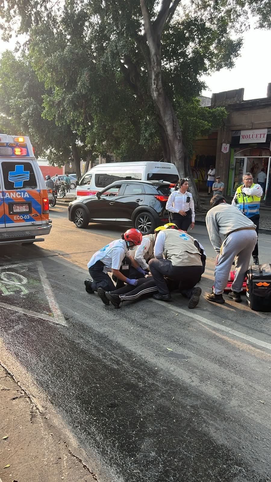 Derrame de aceite causa accidente de moto en la Madero Poniente de Morelia; mujer queda herida