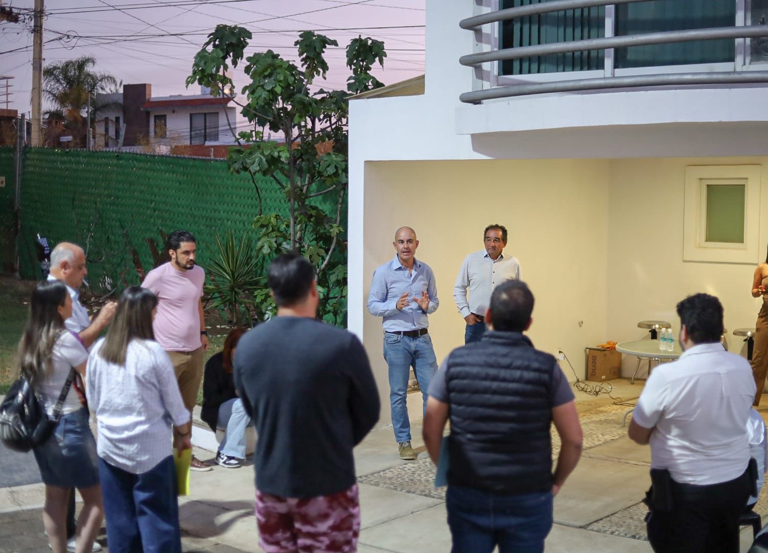 Adolfo Torres informa y atiende a vecinos de Las Cruces ante transición en servicios de agua