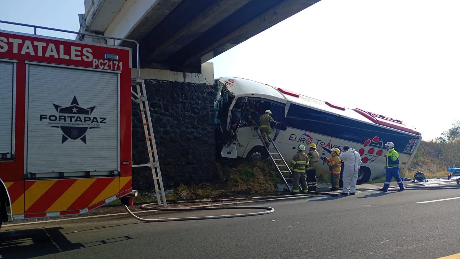 Autobús turístico se accidenta en la México-Guadalajara; hay 2 heridos 