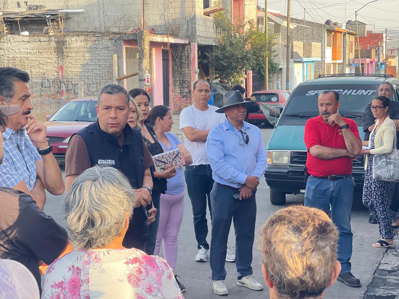 Si pagas, lo justo es tener alumbrado público: JC Barragán