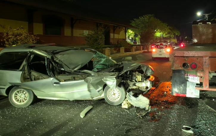 Destroza su vagoneta al chocar contra plataforma de tráiler estacionado, en Zamora