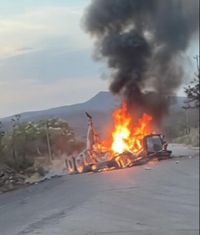 Bloquean carretera y queman un tráiler en Buenavista Tomatlán 