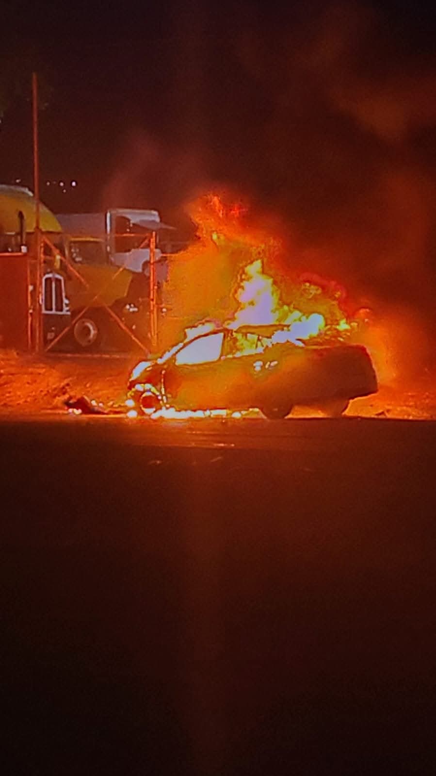 Arde automóvil a la orilla de la Morelia-Salamanca