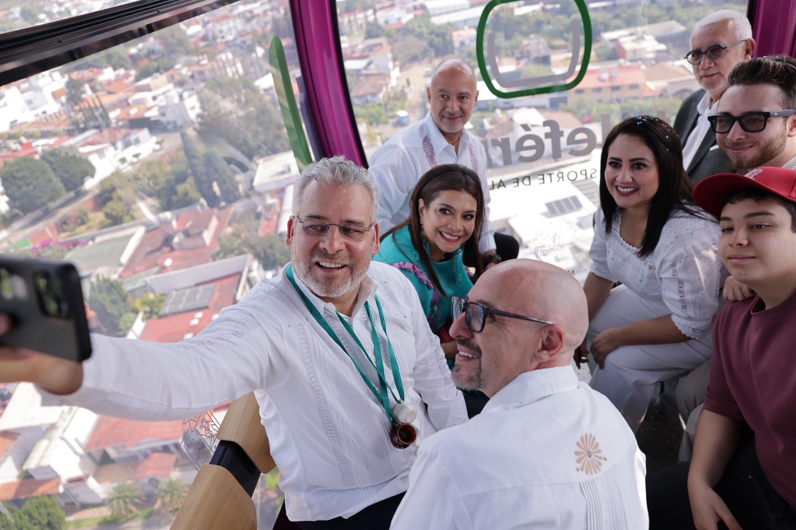 Uruapan vuela alto; inaugura Bedolla el primer teleférico de Michoacán