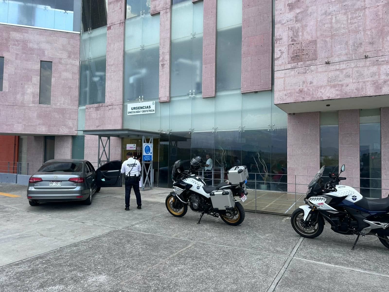 Mujer embarazada sufre descarga eléctrica; motopatrulleros de la GC la auxilian para llegar rápido a un hospital