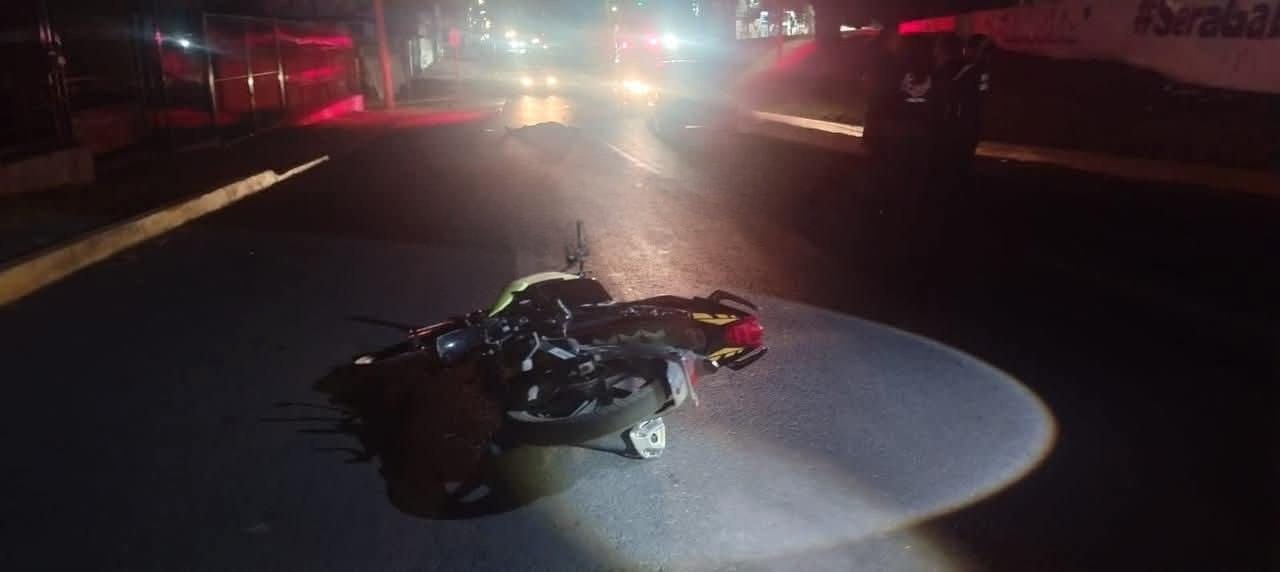 Hombre muere al derrapar en su moto, sobre la Calzada Benito Juárez de Uruapan 