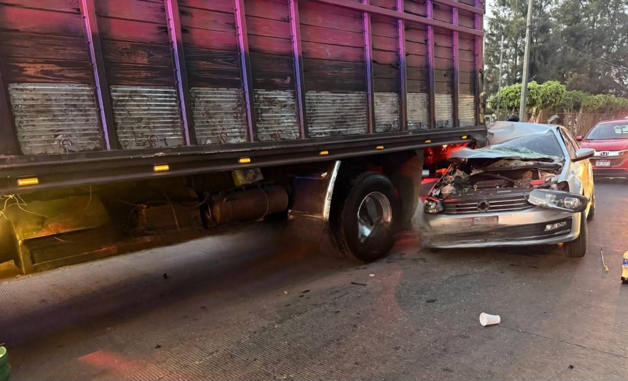 Auto impact4 contra retaguardia de camión de carga; hay dos herid0s
