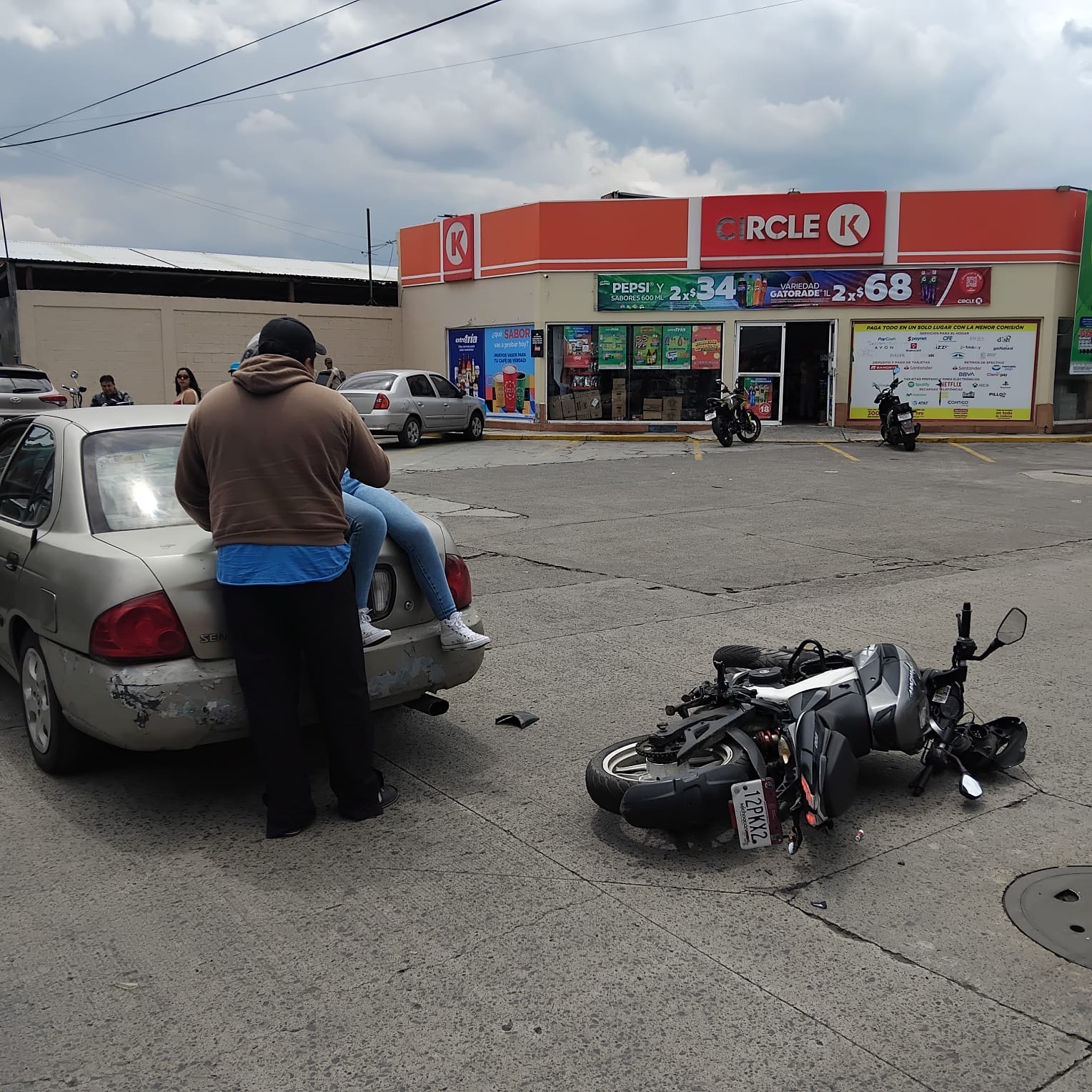 Motociclista herida tras chicar contra auto en la colonia Industrial 