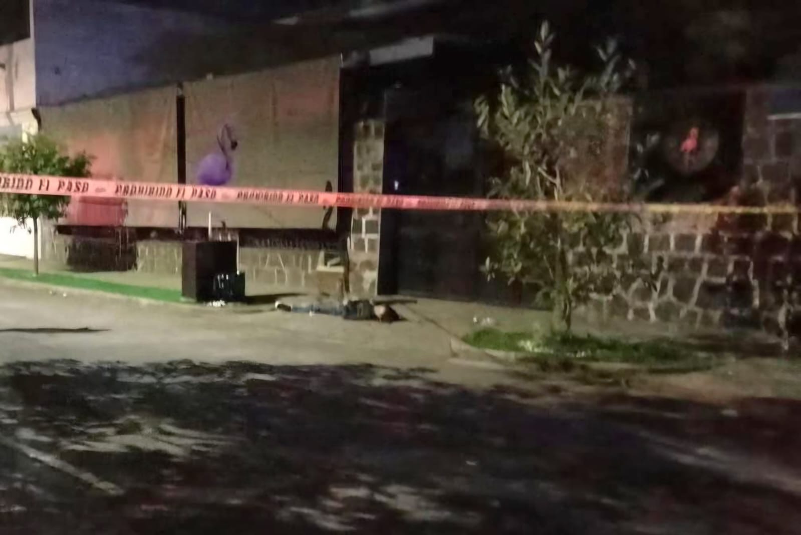 Un muerto y dos heridos deja agresión armada por fuera de cervecería, en Uruapan 