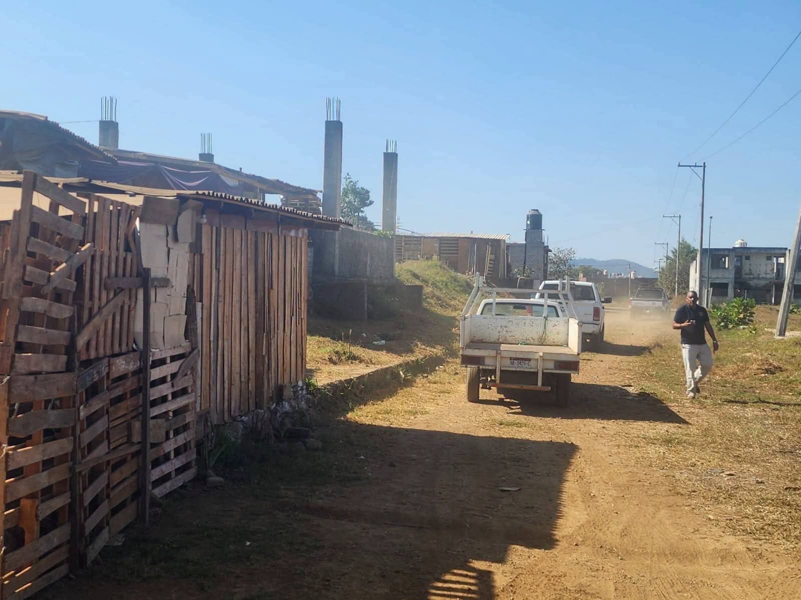 Autoridades intentan desalojar predio invadido en Uruapan; "paracaidistas" los confrontan