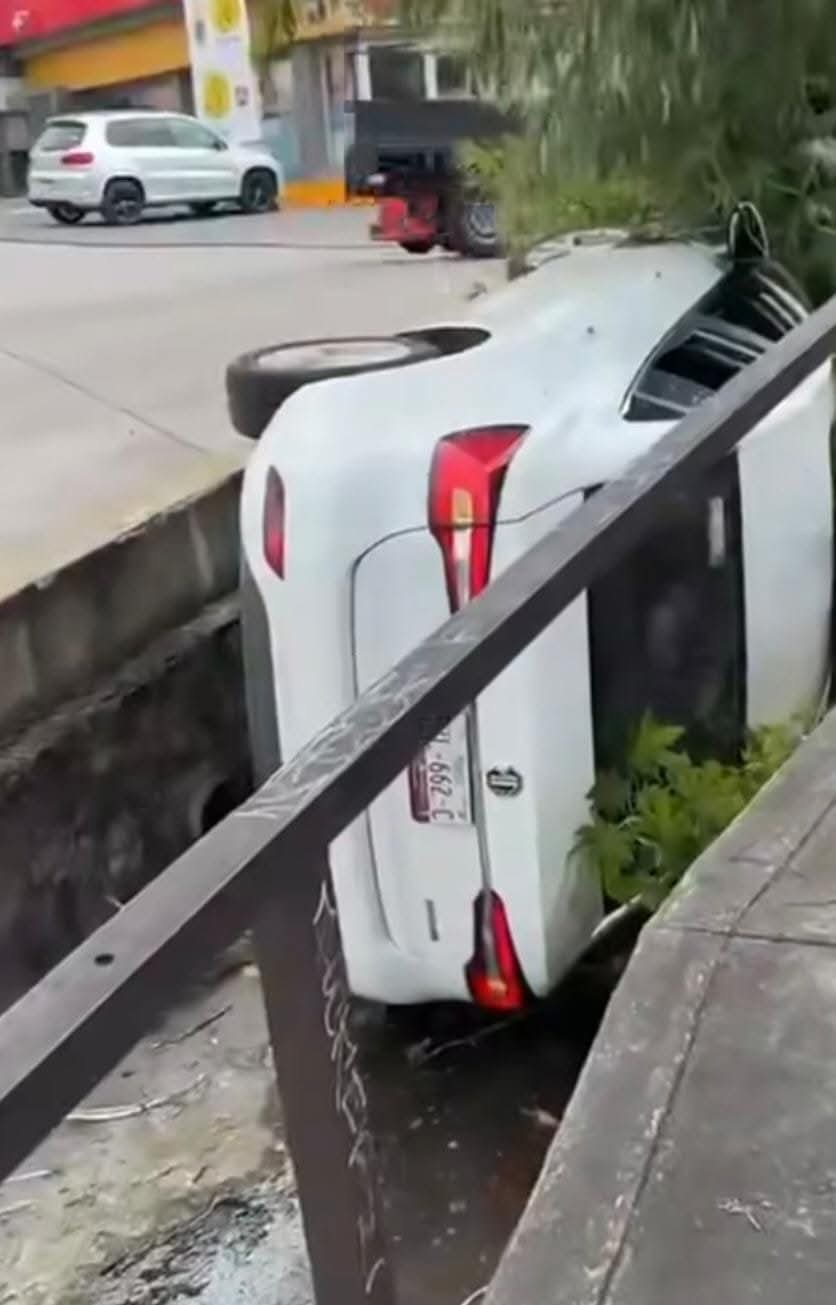 Auto cae a canal pluvial y termina volcado en la colonia Lomas de Vista Bella, Morelia 