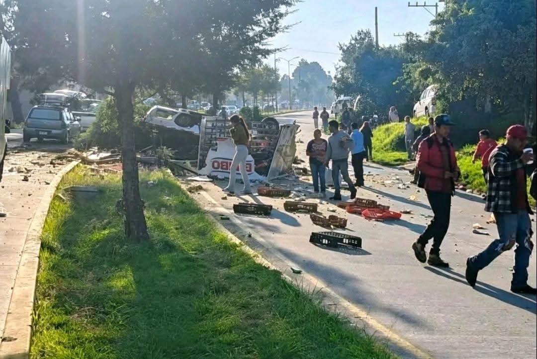 Camión de carga se queda sin frenos, choca contra camioneta repartidora y se proyecta contra una casa; hay un muerto y dos heridos