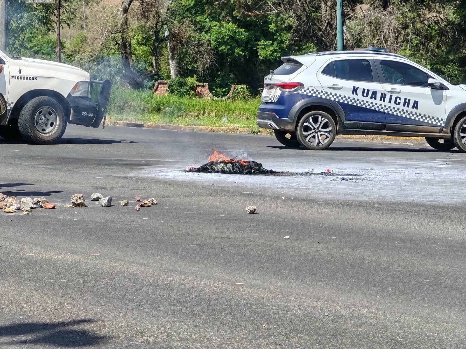 Comuneros de Arantepacua se enfrentan con policías durante bloqueo en el Libramiento Sur de Morelia