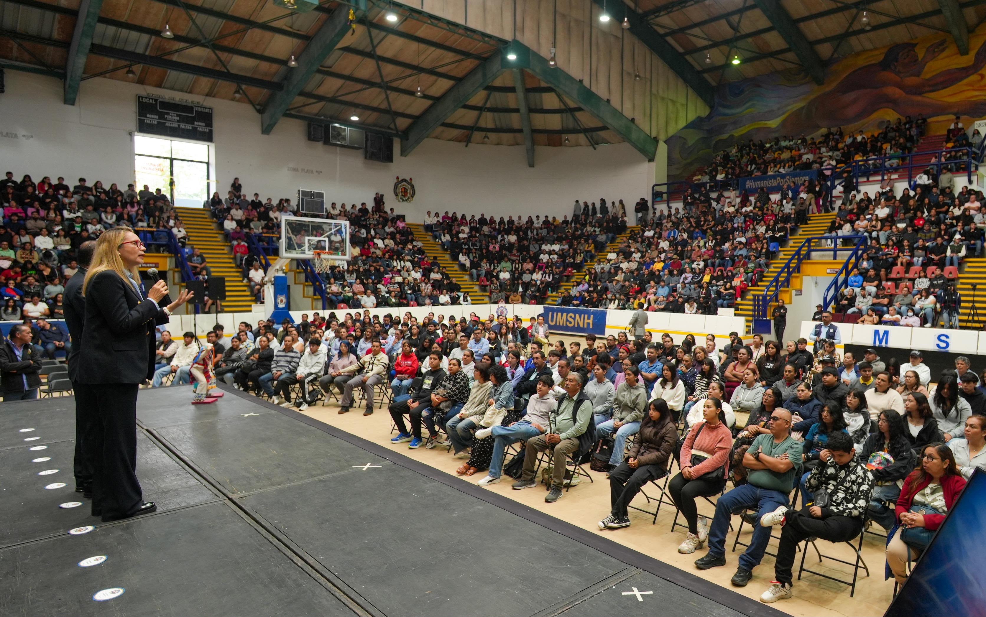 LA UMSNH TIENE QUE SER UNA EXTENSIÓN DEL HOGAR, SEÑALA YARABÍ ÁVILA ANTE FAMILIARES DE ESTUDIANTES DE BACHILLERATO