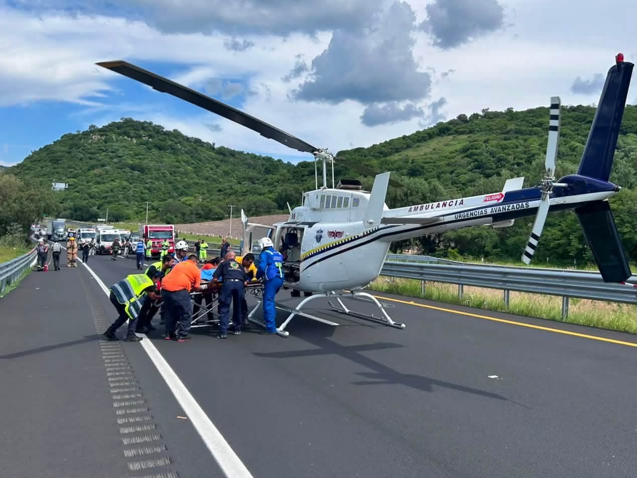 Caída de camioneta a un barranco en la México-Guadalajara deja un muert0 y tres herid0s