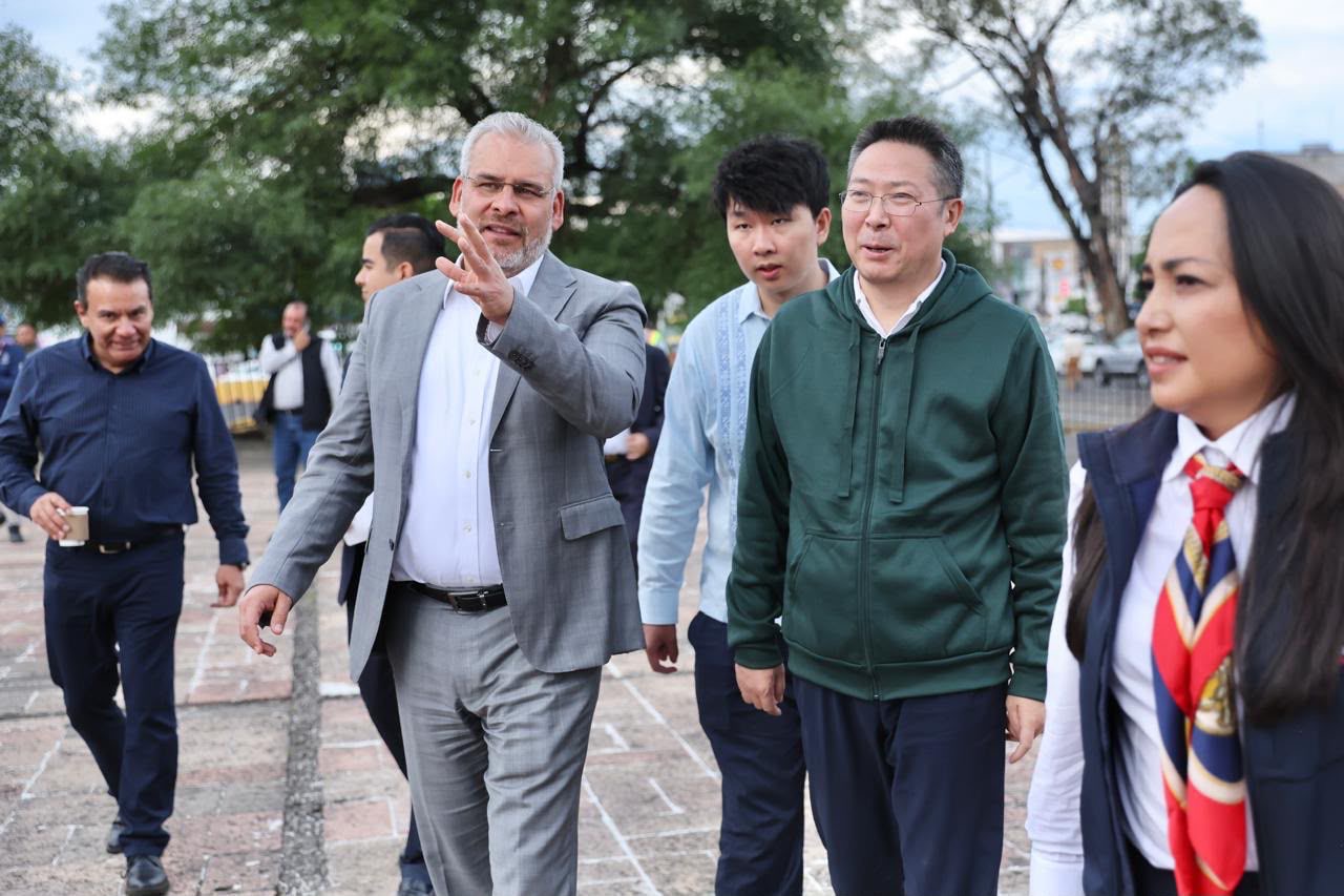 Destaca Bedolla impacto del teleférico y Morebús en Morelia tras recorrido con el embajador de China
