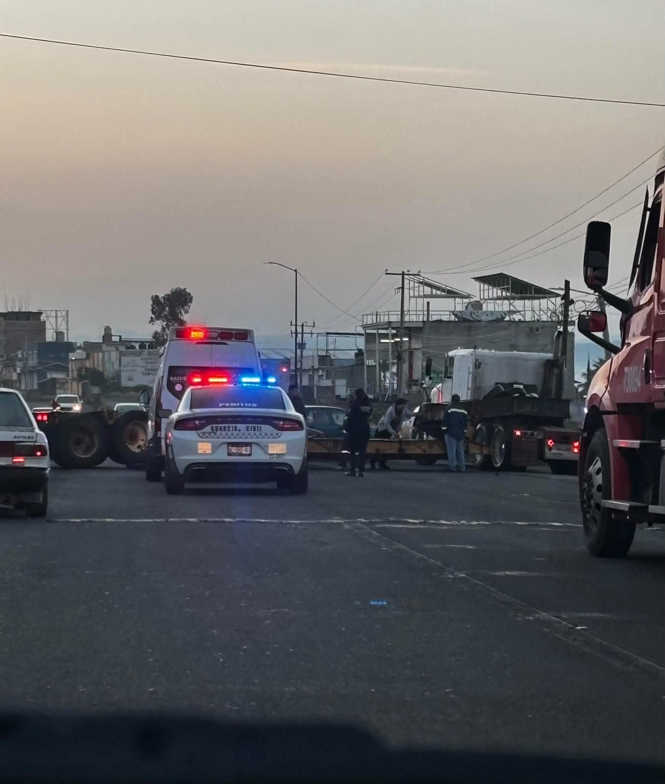 Se registra choqu3 entre moto y tráiler en la avenida Madero Poniente de Morelia; hay un herid0 
