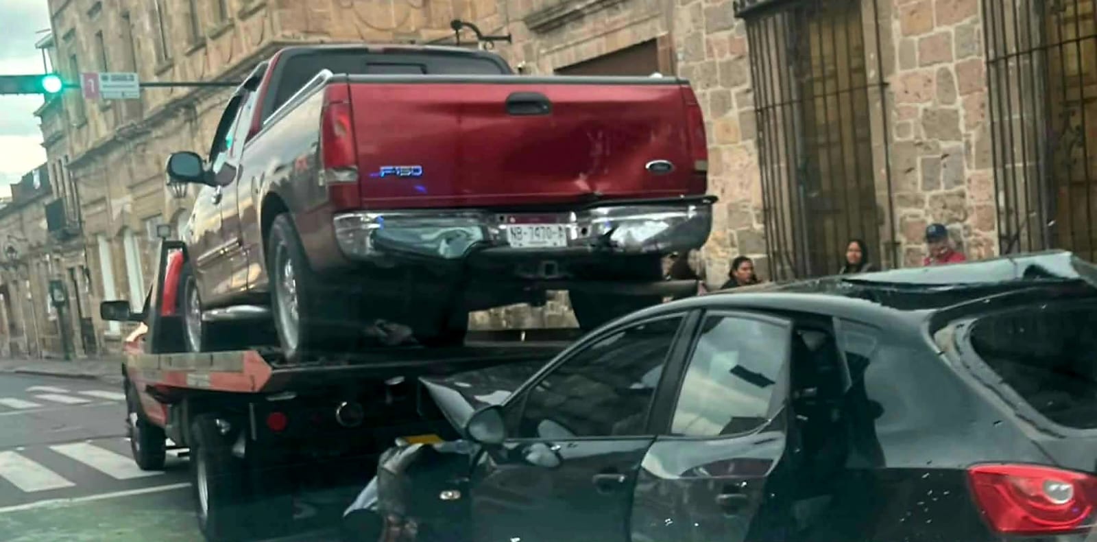 Se registra choque entre auto y camioneta en el Centro Histórico de Morelia 