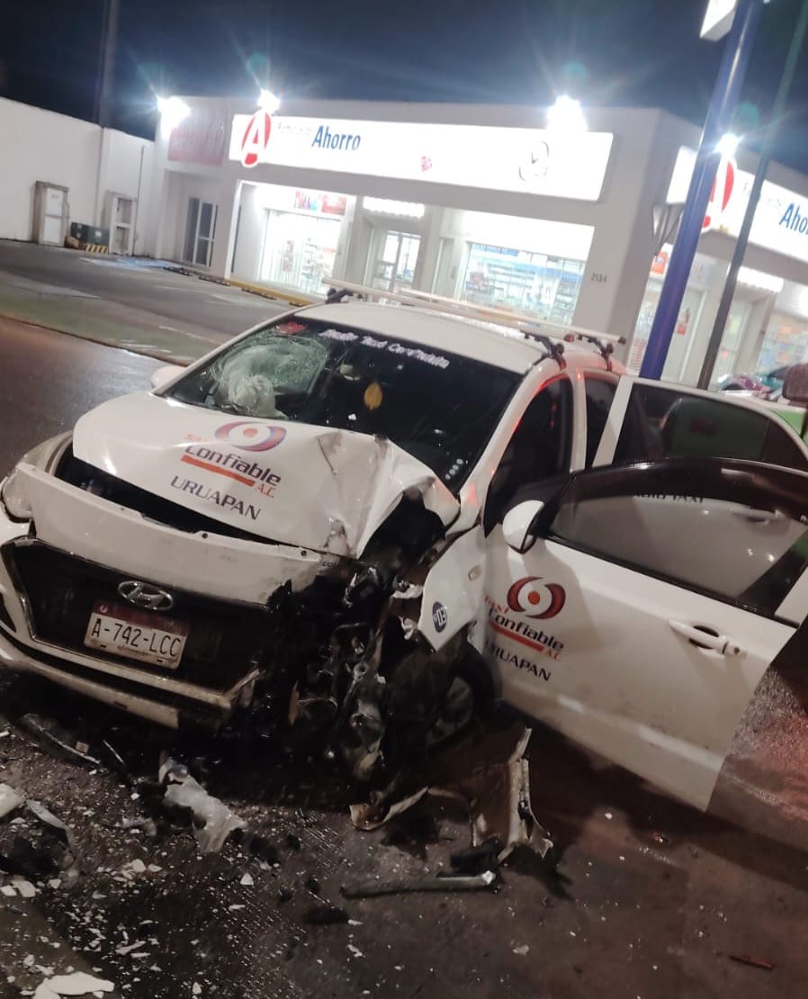 Taxista lesionado al chocar contra la base de un puente a desnivel, en Uruapan