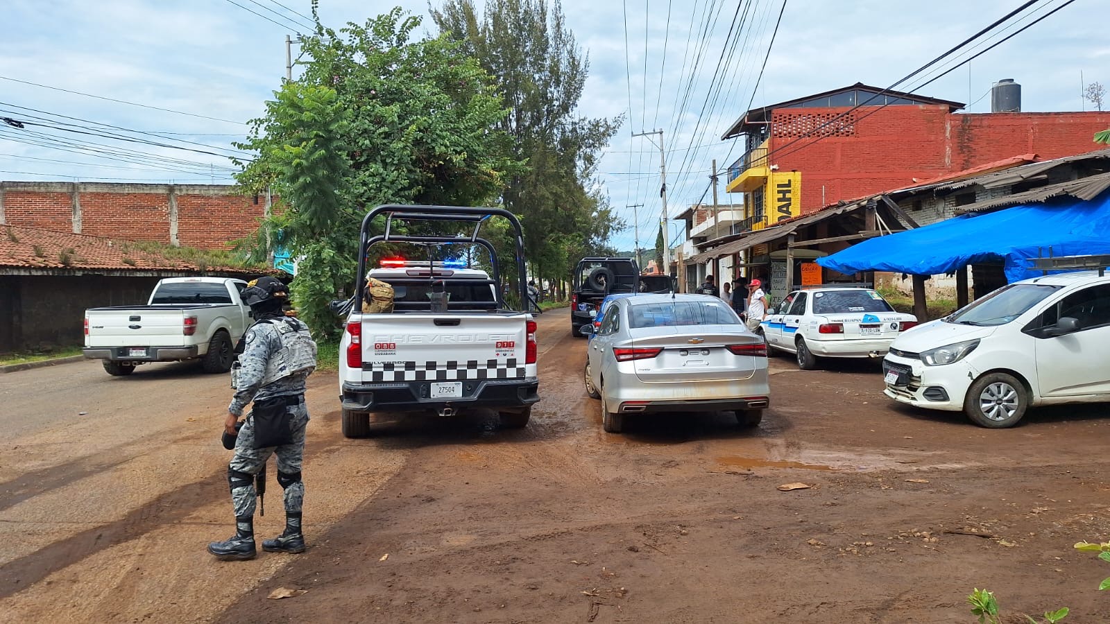 Autoridades catean inmueble sobre la carretera Uruapan-San Juan Nuevo