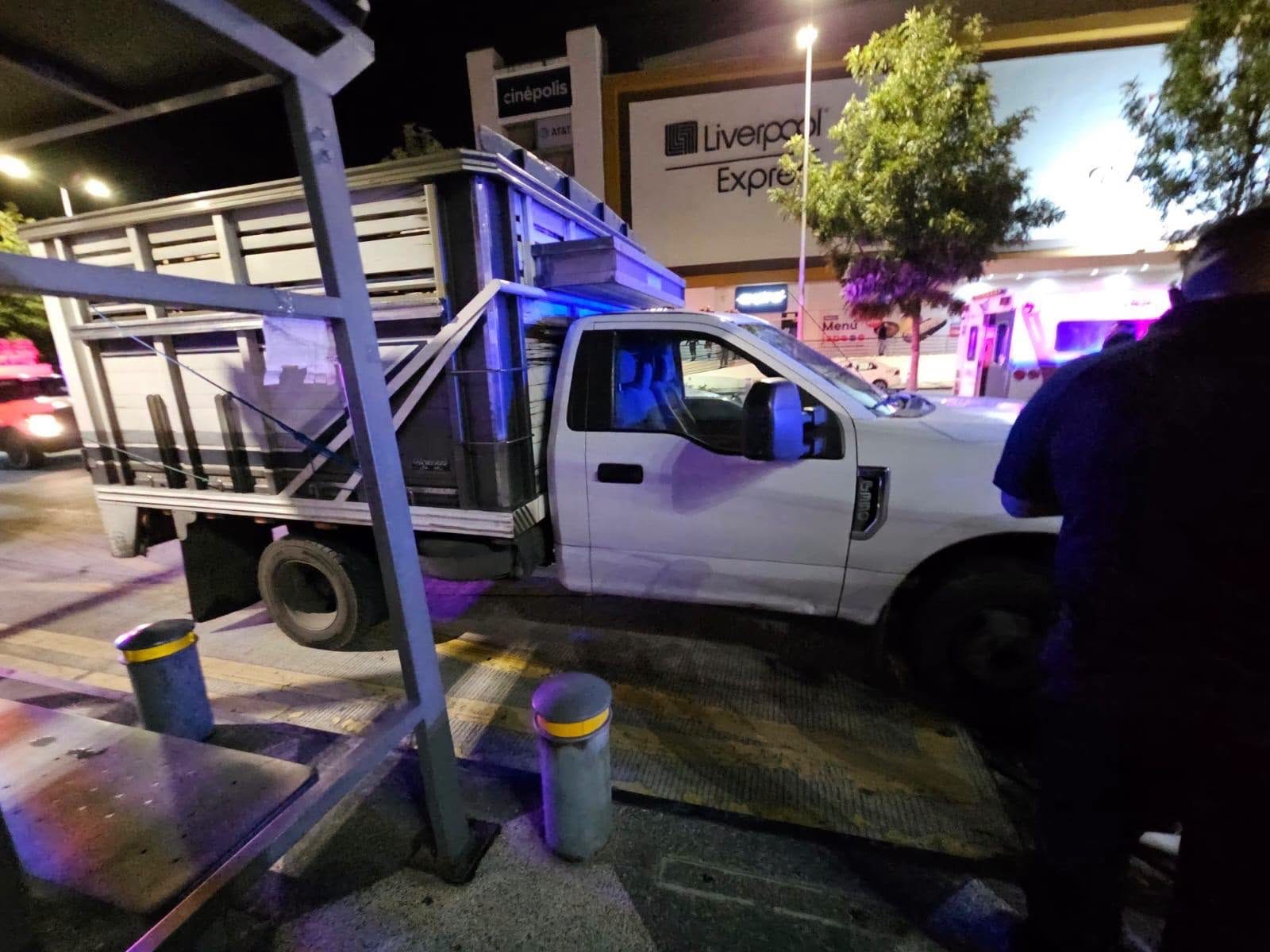 Joven motociclista resulta lesionada tras ser impactada por camioneta, en Zitácuaro