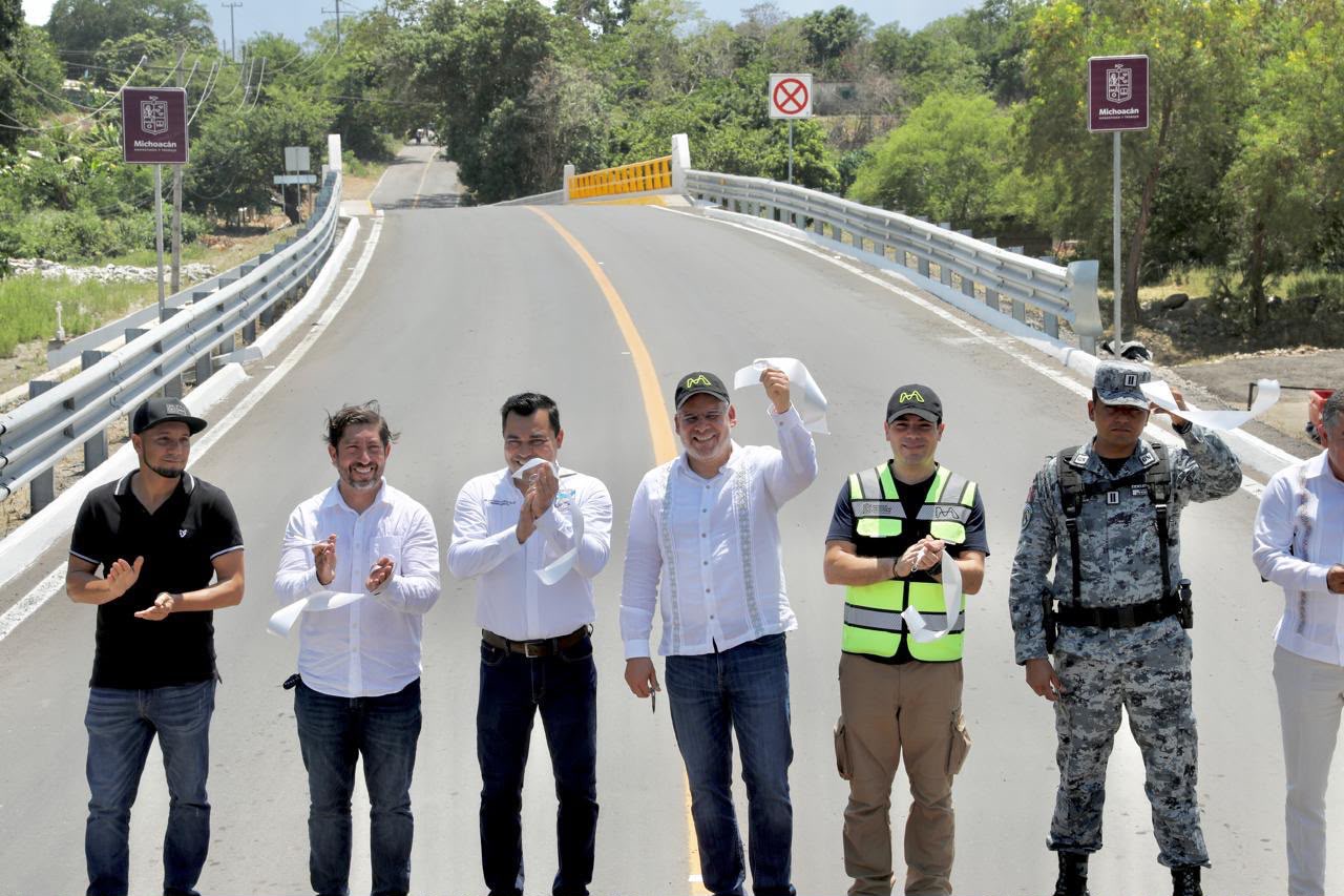 Terminan años de espera en Cruz de Campos de Aquila; ya cuentan con puente vehicular: Bedolla