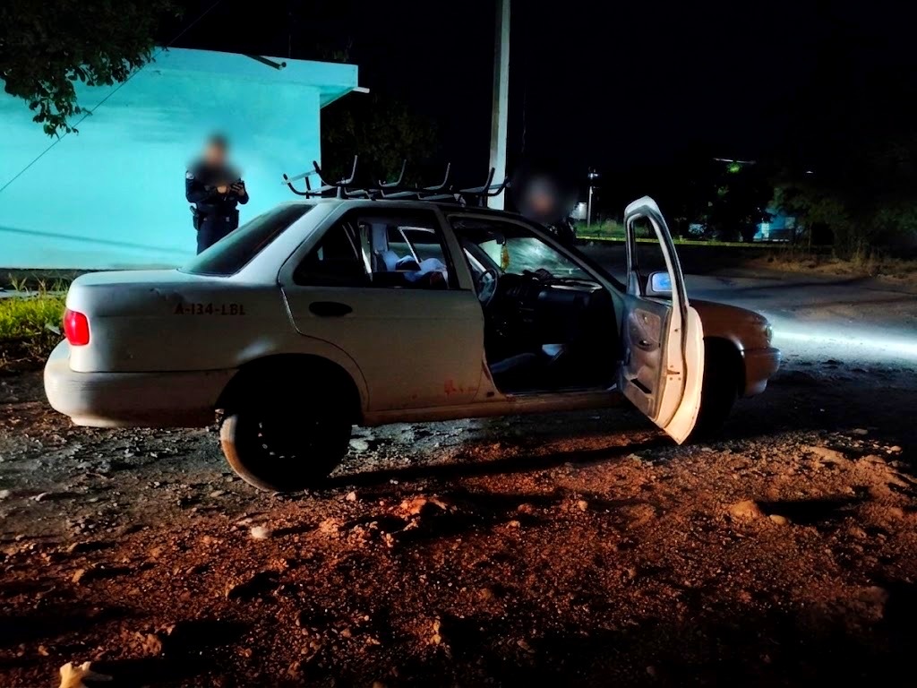 Taxista es asesinado y joven pasajera resulta gravemente herida en ataque armado en Apatzingán