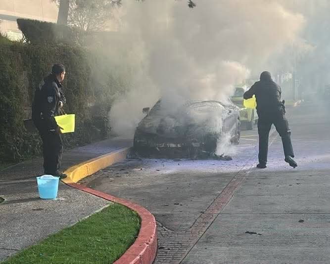 Incendio de vehículo moviliza a cuerpos de emergencia en la zona de Altozano