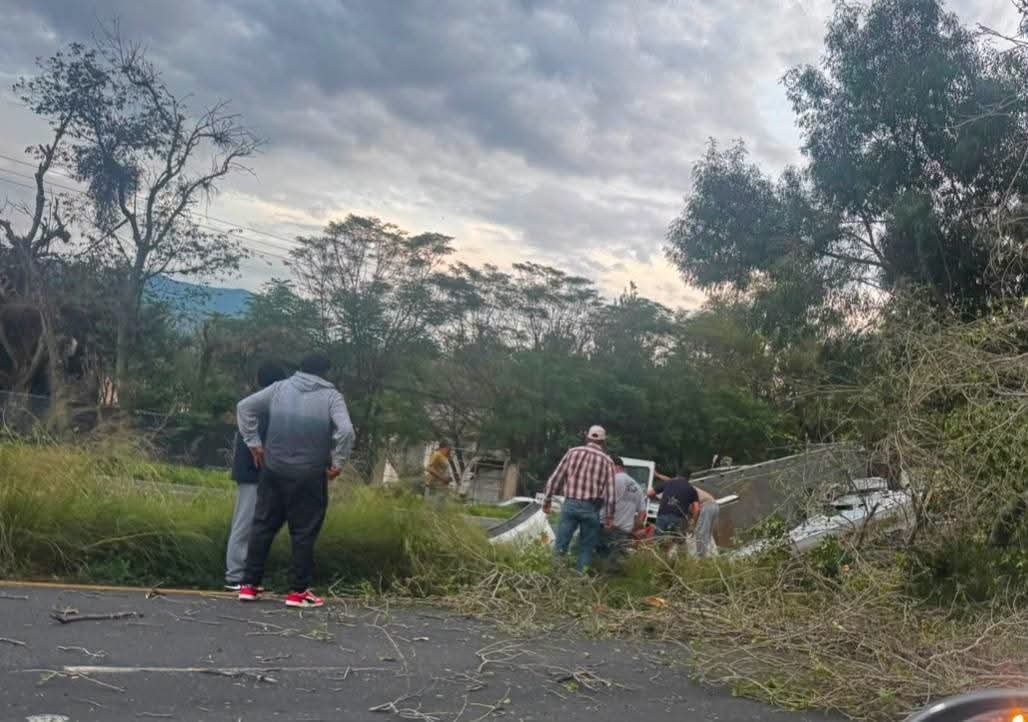 Vuelca tráiler en la Morelia-Pátzcuaro; hay un muerto 
