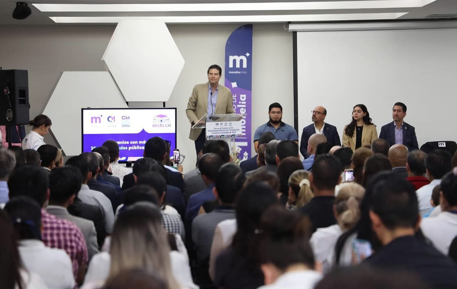 Consolida Alfonso Martínez oportunidades educativas de los morelianos