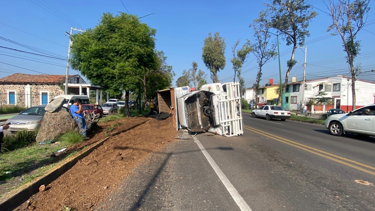 Se registran dos volcaduras de camiones de carga en Morelia; no hubo lesionados